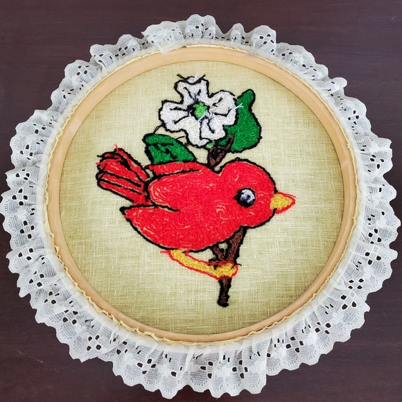 Finished Vintage Fiber Art Punch Needle Red Bird With Floral Branch 11" Diameter - Picture 5 of 6